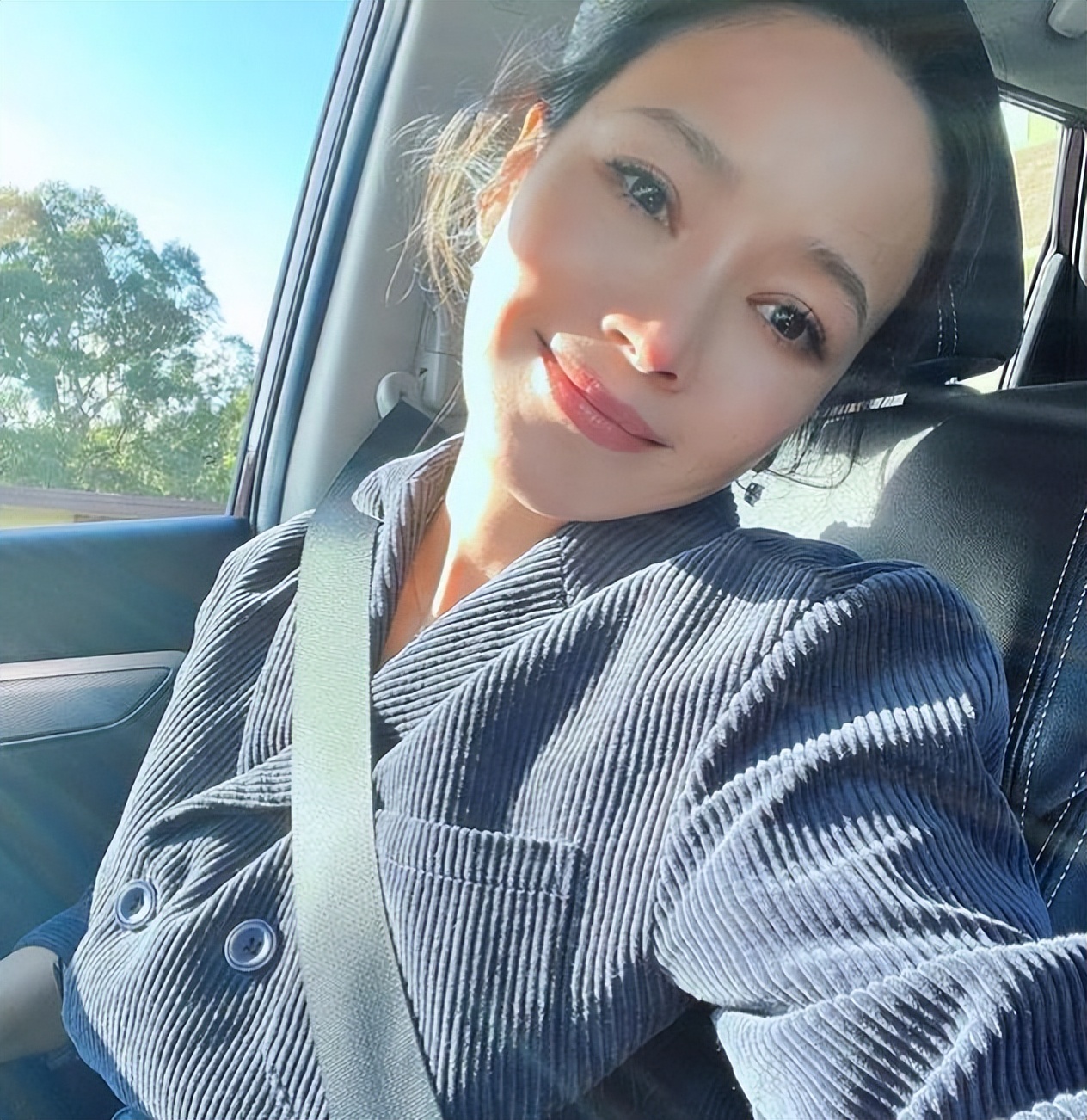 43岁侯佩岑坐游艇出海，拿香槟晒长裙美照，姐姐的状态和气质超好