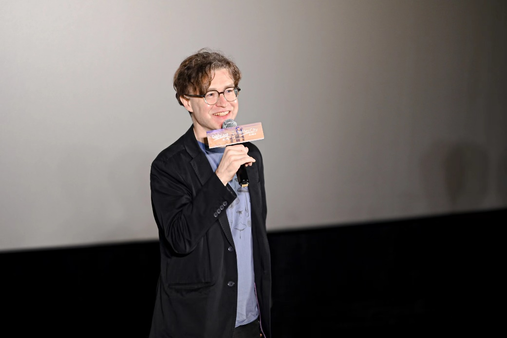 纪录片《扬帆》山城首映 还原重庆来福士建设历程