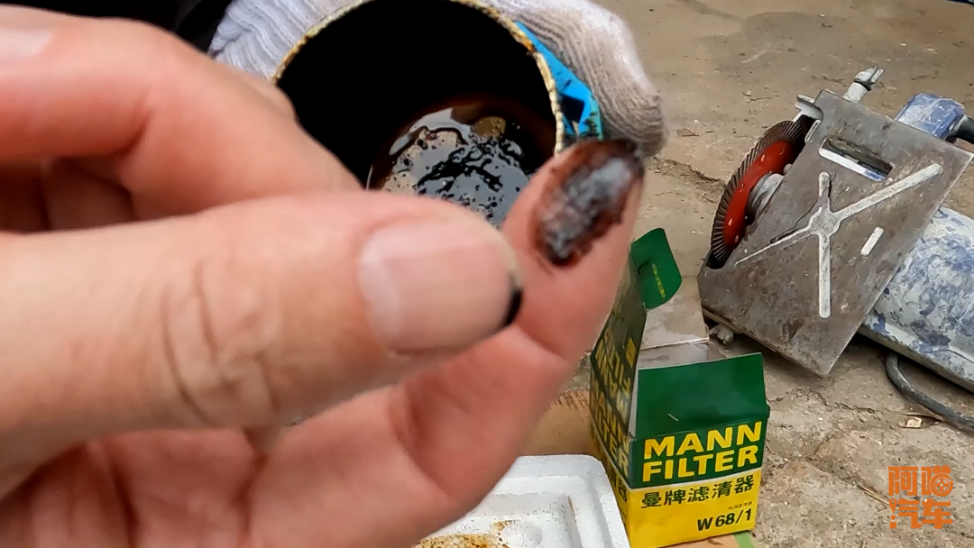 机油滤芯套上强磁铁吸铁屑，到底有没有用？喵哥切开滤芯给你看