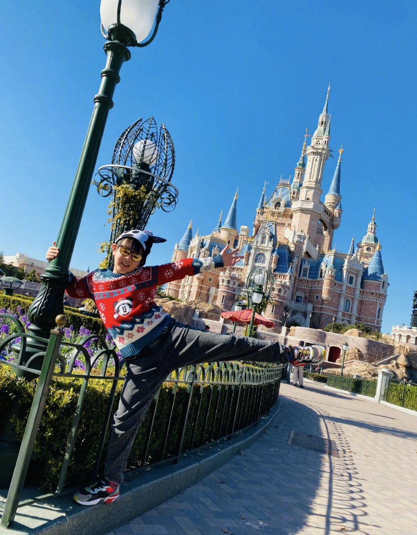 吴尊圣诞节打卡迪士尼，和妻子浪漫亲吻，NeiNei身高快赶上妈妈