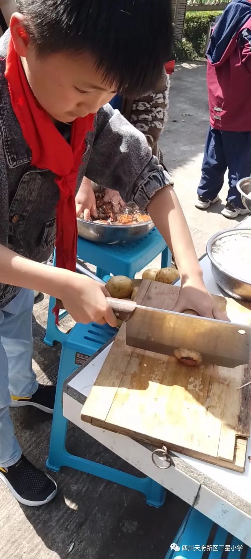四川天府新区三星小学在学生中开展餐厨活动以实践劳动课程