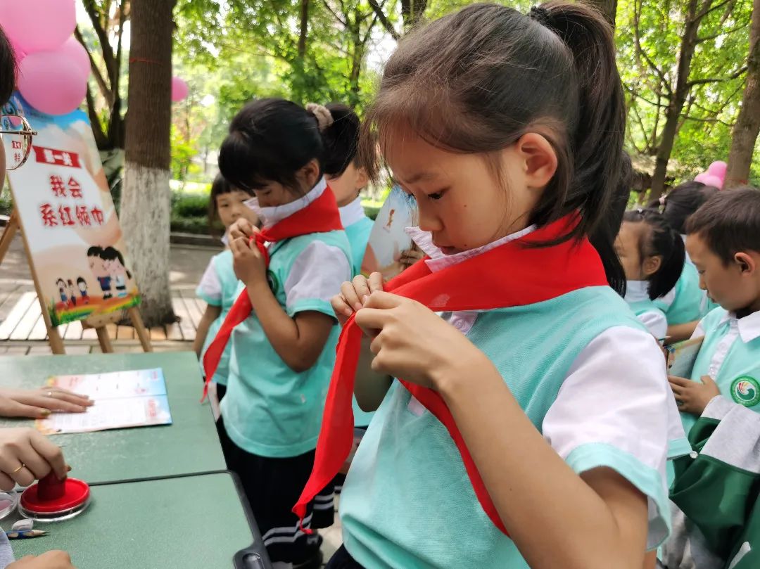 四川天府新区永兴小学一年级的孩子们在香樟林开展入队闯关活动
