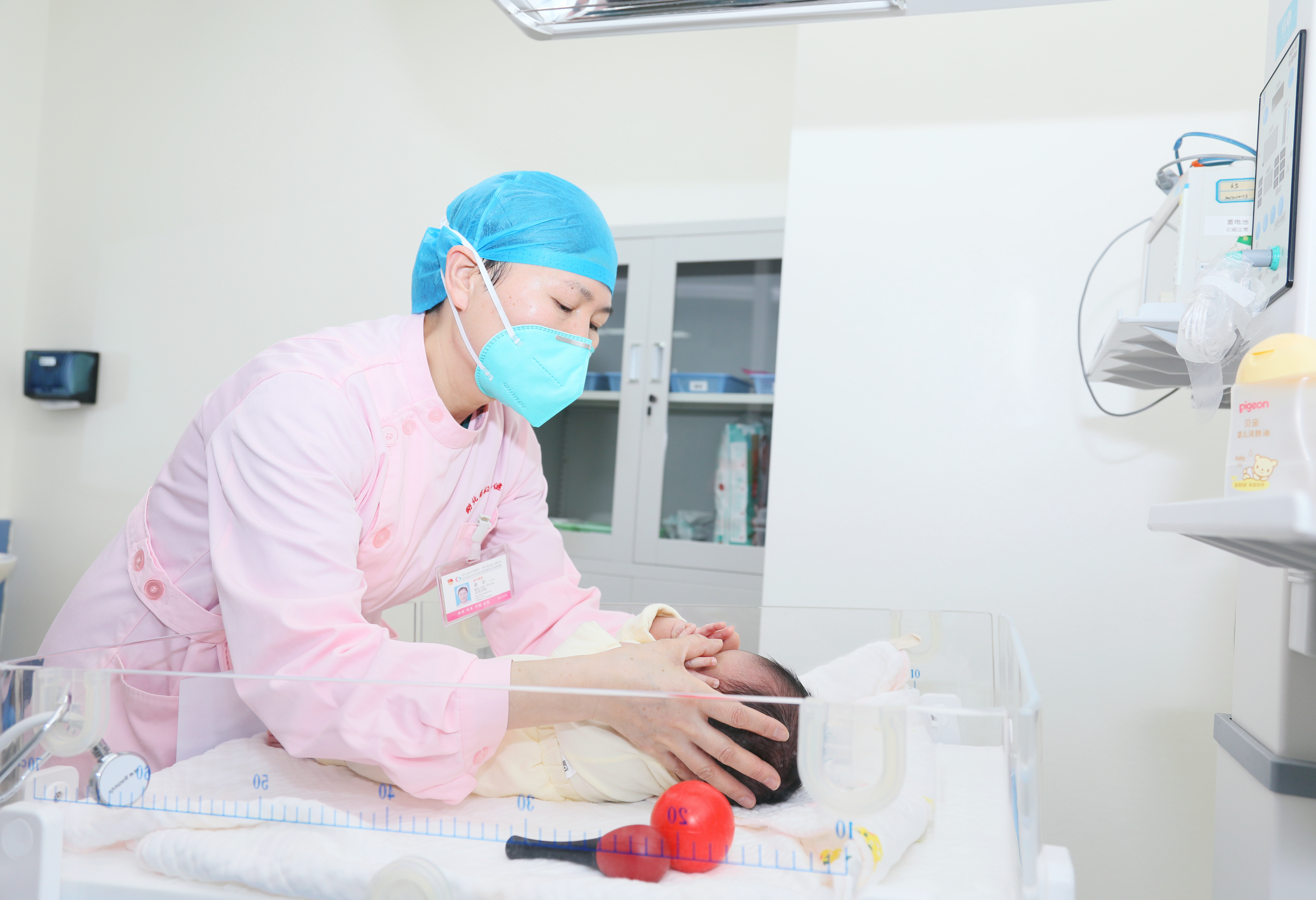 手把手教新手爸妈"带娃"!省妇幼开设新生儿护理门诊