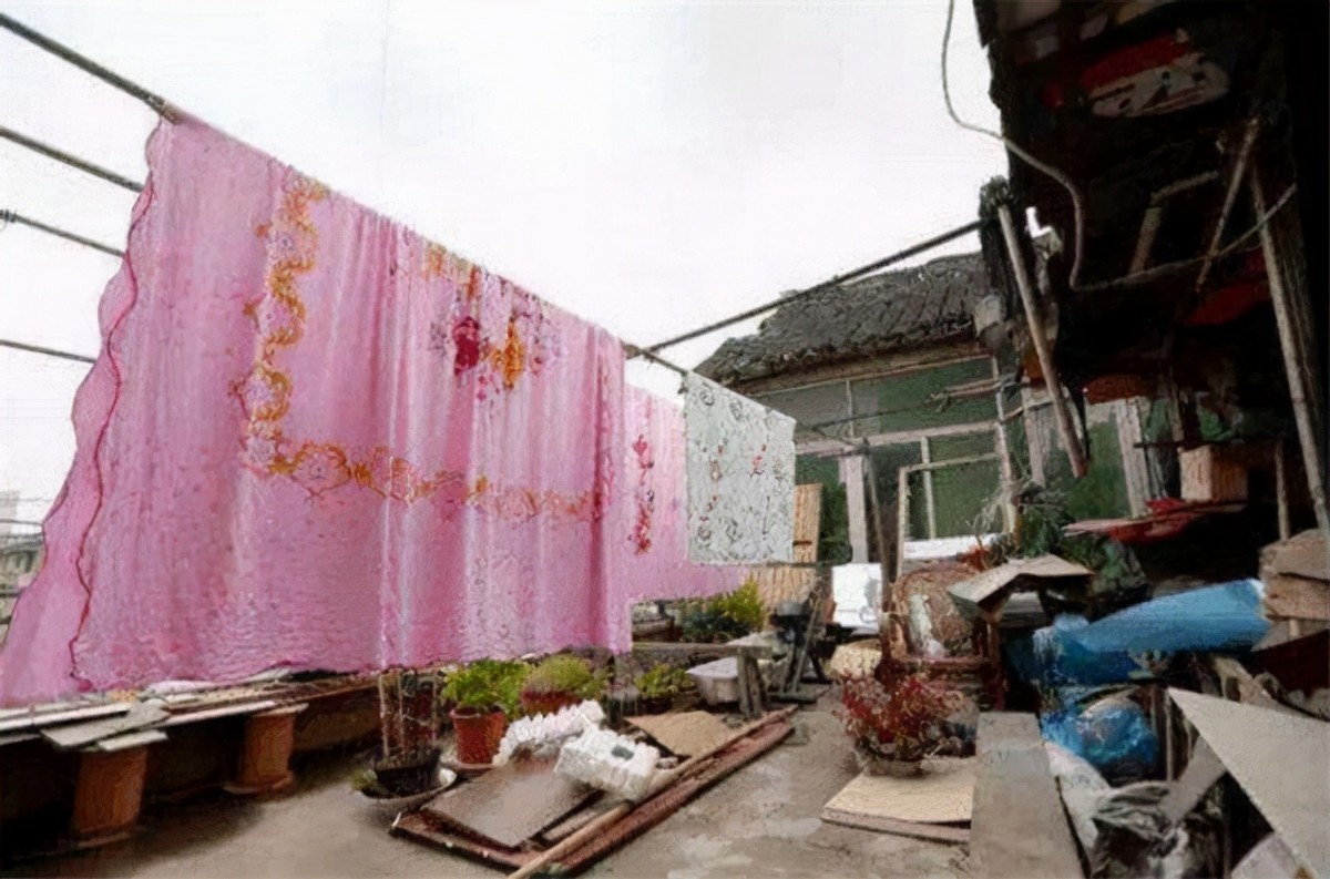 上海马路上的“豪宅”：要6套房加一块宅基地才肯拆，14年后搬走