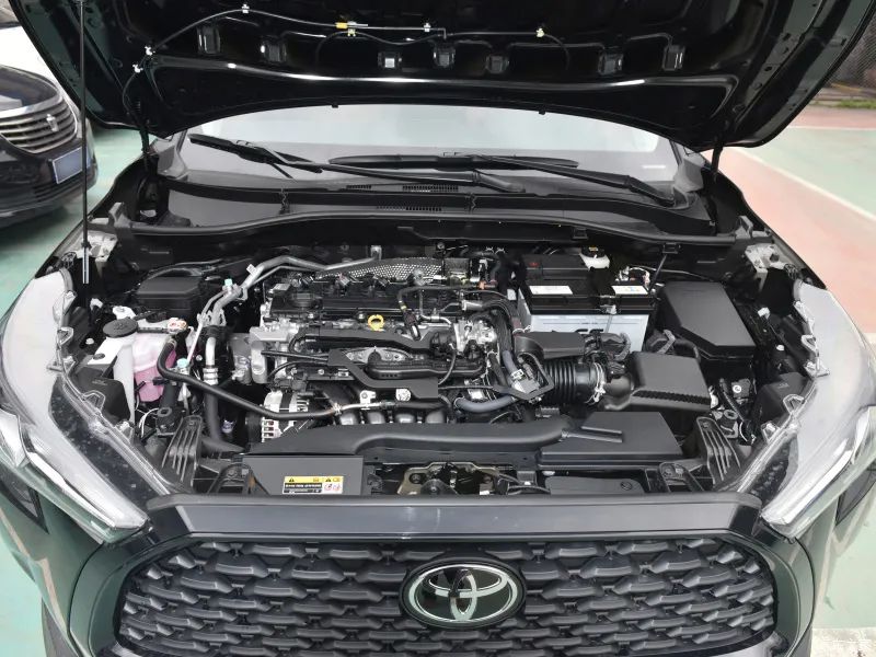 卡罗拉锐放：2.0L、最低配都有主动刹车、车道保持，这车才十多万