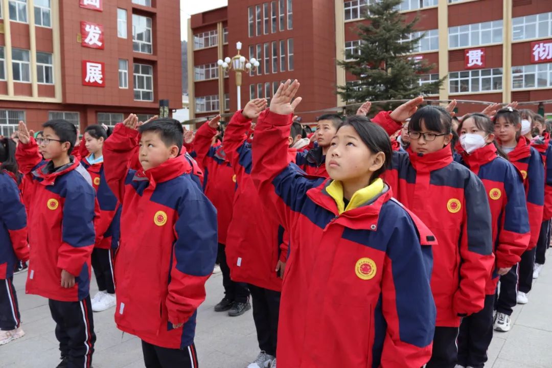 黄龙县中学初中部“好习惯 好人生”主题升旗仪式