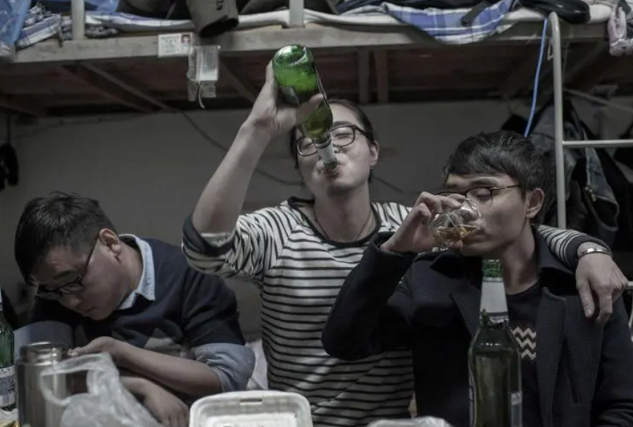 大学生放假后整日打游戏，家长怒斥太颓废，看到鼠标垫后没脾气了