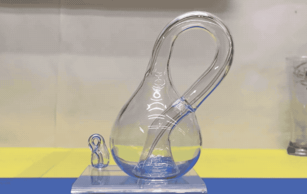 只有一个面的玻璃瓶，是怎么吹制出来的？