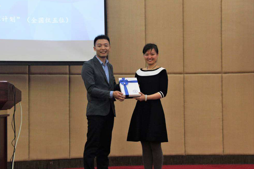 攻克世界难题，清华90后博士后万蕊雪，年少有为的美女科学家