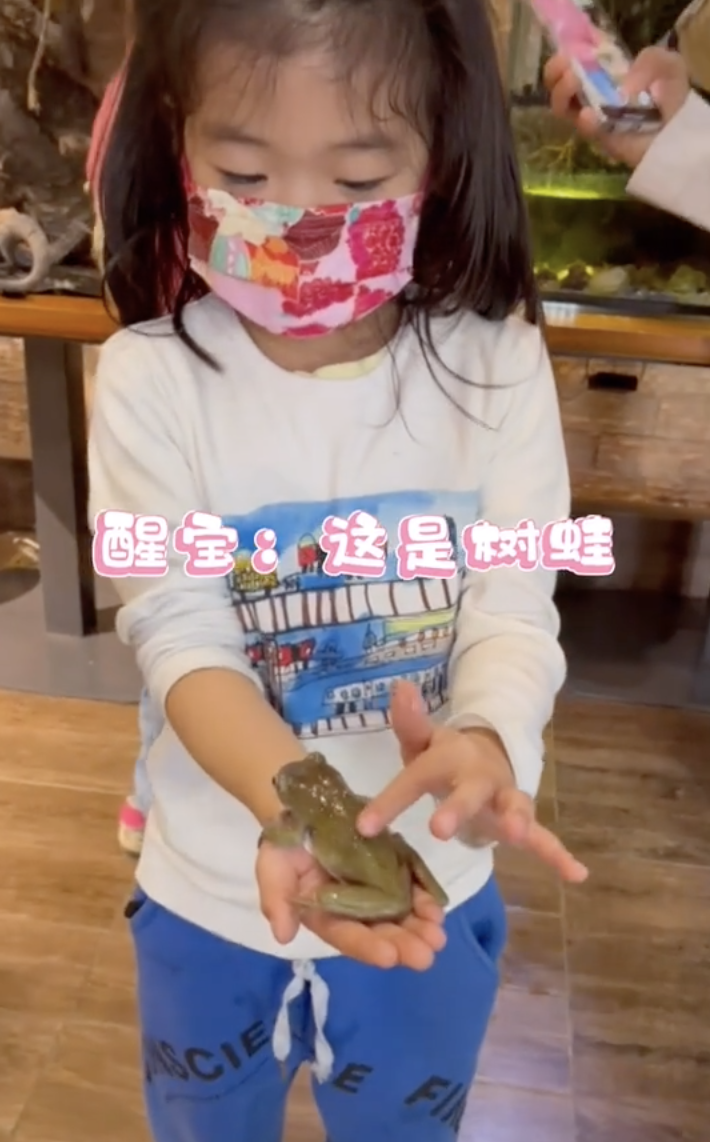 章子怡带女儿滑雪，醒宝用一天半时间掌握技能，单手叉腰很神气