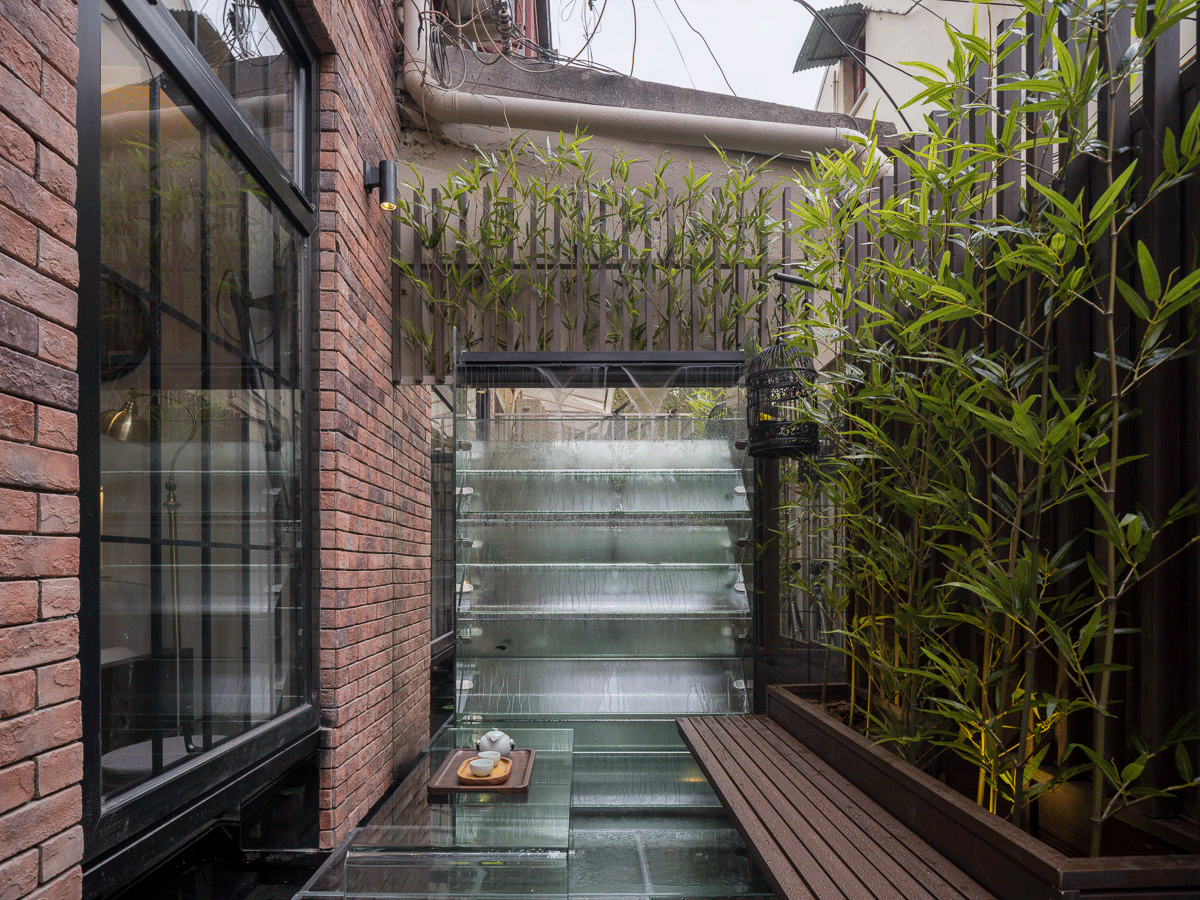 院子再小也要造个水景，鱼池上面架玻璃，人在上面走，鱼在下面游