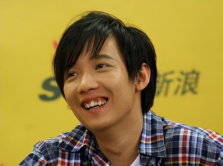 41岁阿牛近照，花百万整好了牙，比林志颖还年轻，女儿已经16岁