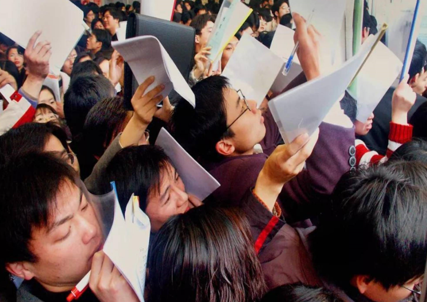 “编制”迎来新调整，三大岗位或将变成合同工，教师行业首当其冲