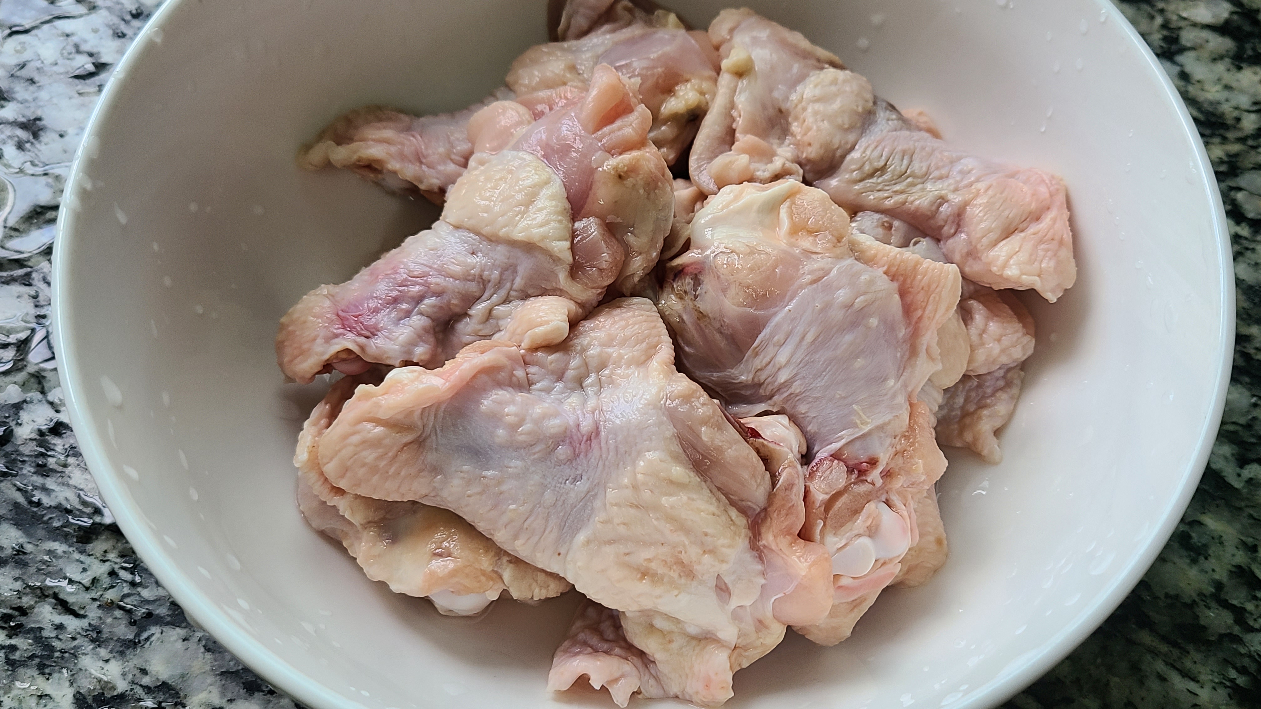 盐焗鸡腿在广东出了名，老厨师教你特色做法，好吃又入味