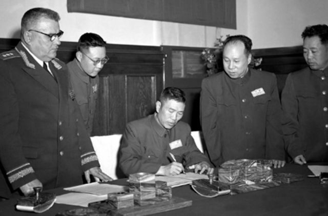 邓华给大伙递“白金龙烟”，一人只分一支，主席笑说：财不露白啊
