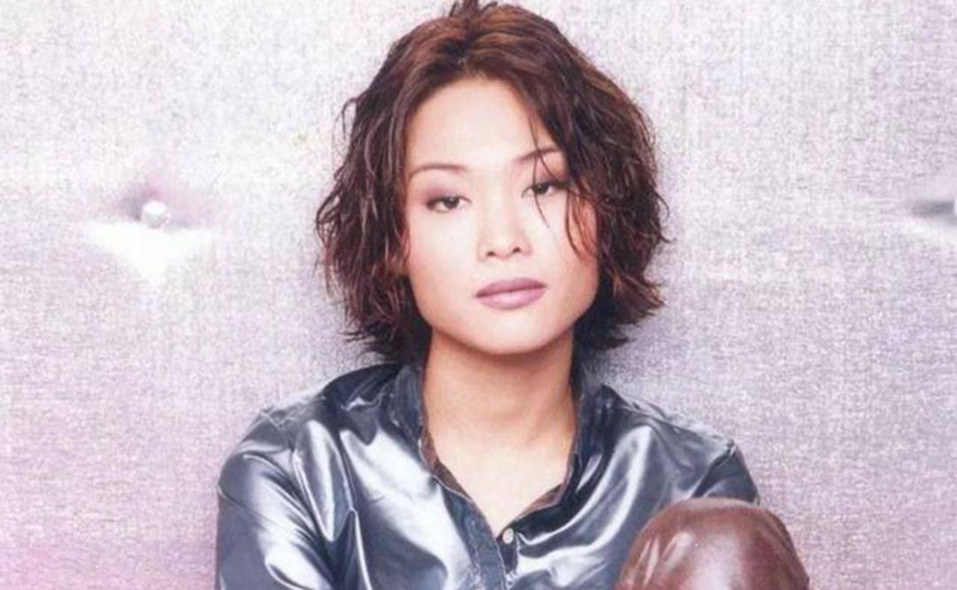 过气女明星窘况：街头卖唱、破产、卑微求工作，风光不再