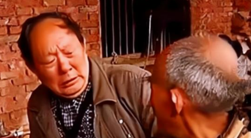 女大学生被卖山村老汉，关猪圈17年，亲爹找来为啥却给老汉一沓钱