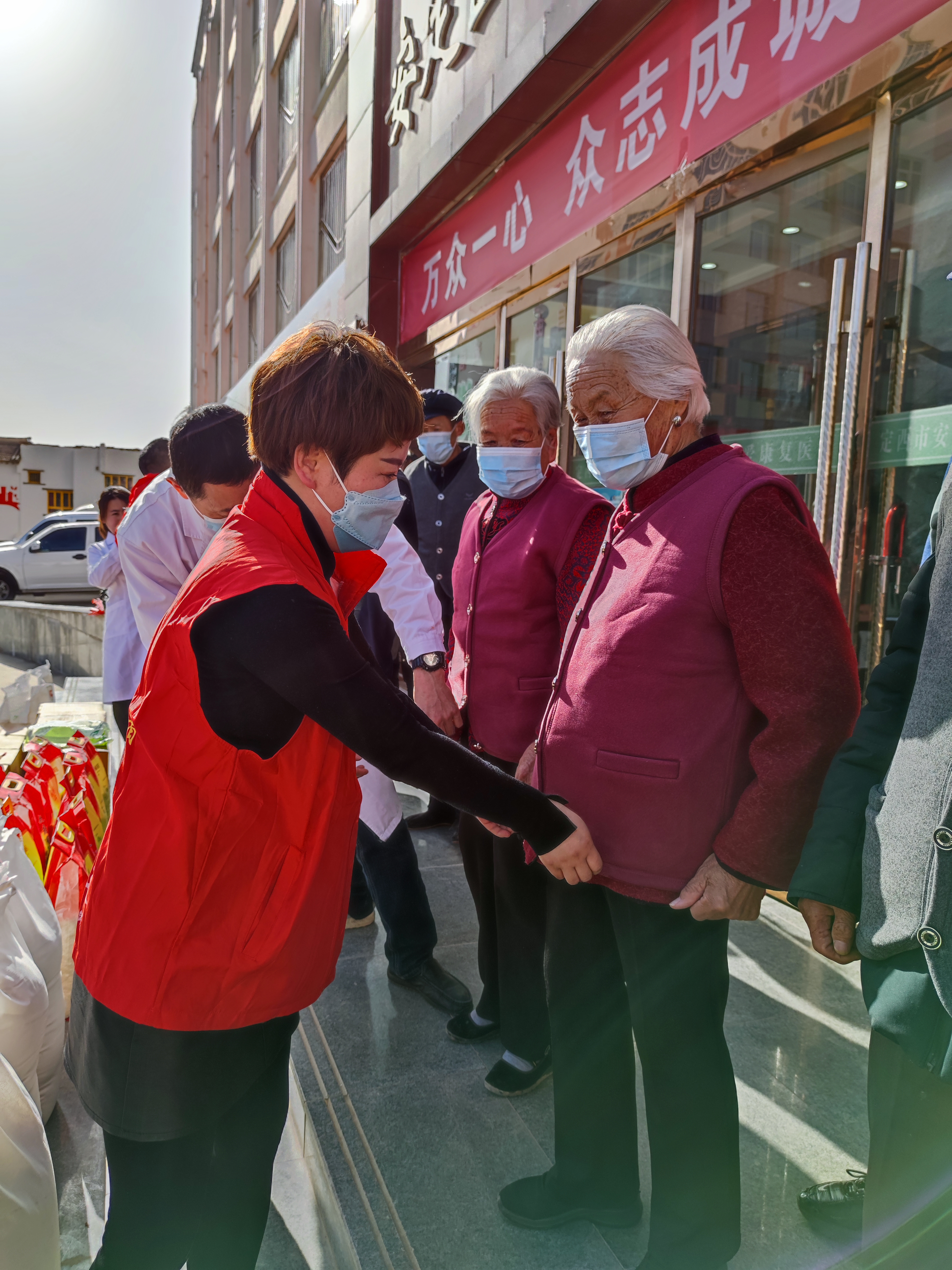 心怀感恩，与爱同行——芳菲大地开展志愿敬老慰问捐赠活动