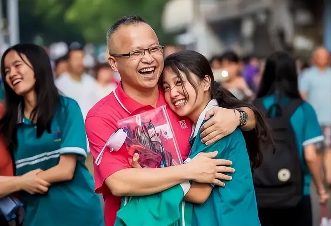 多所高校下发通知，高考期间禁止大学生请假，评论区笑不活了