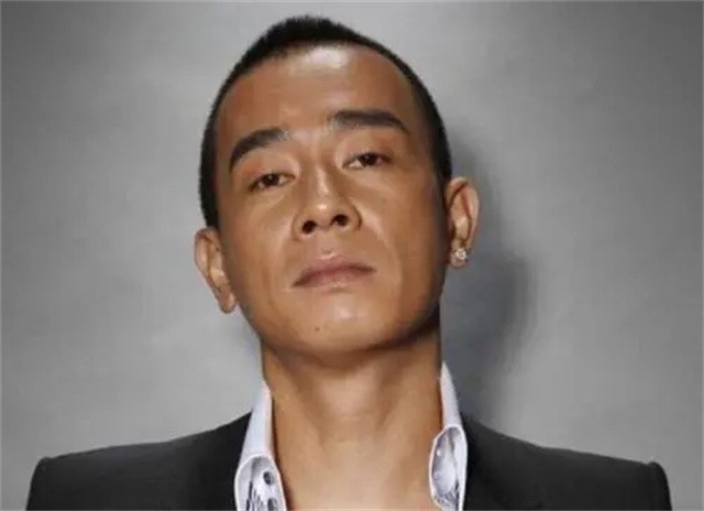 陈小春：用尽毕生找不回被3000元卖掉的亲弟弟，身价上亿又有何用