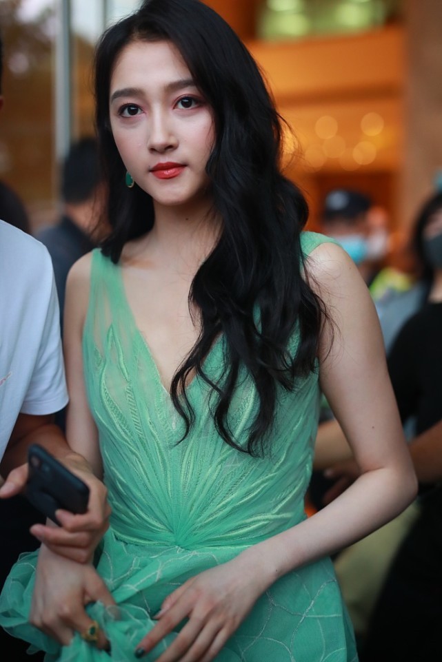 关晓彤是流入人间的仙子吧,穿原谅绿显得皮肤真白,但眼袋有点重