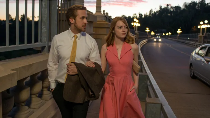 芭比娃娃也出真人版，“小丑女”扮演芭比，“高司令”凹造型