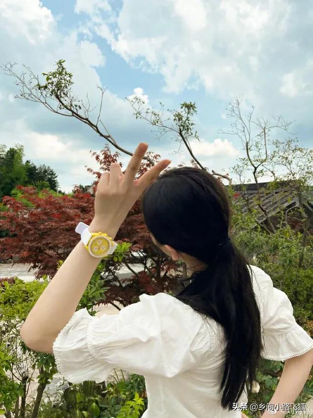 刘诗诗晒夏日OOTD小白衫清爽靓丽 晚霞中身形纤细