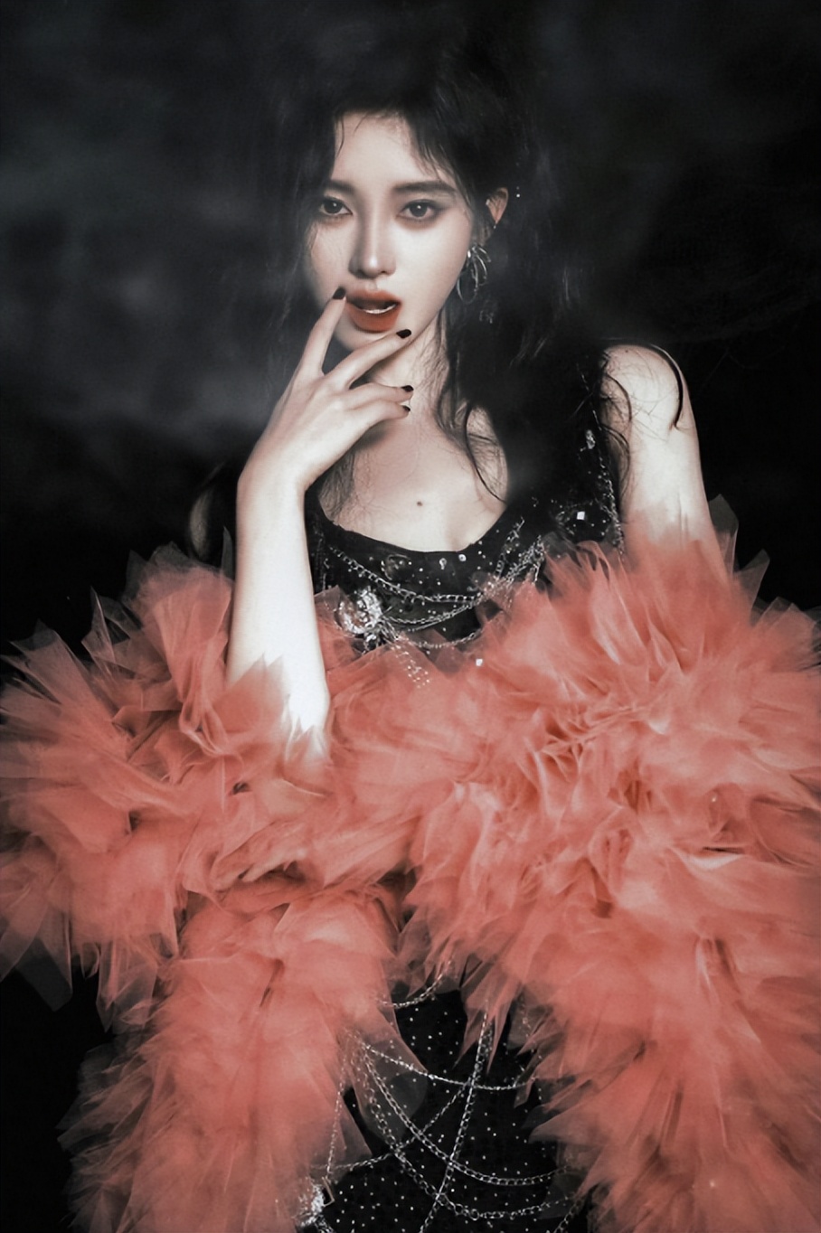 鞠婧祎：从平平无奇的土味路人，蜕变成氛围感女王