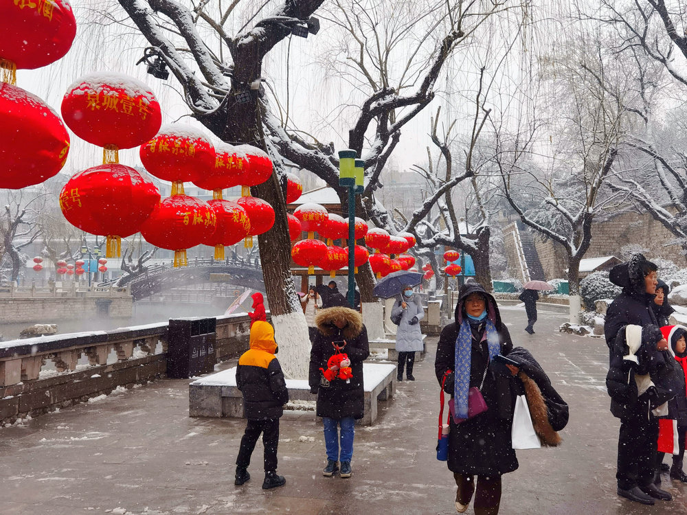 雪送祥瑞兆丰年：济南市民冒雪赏景