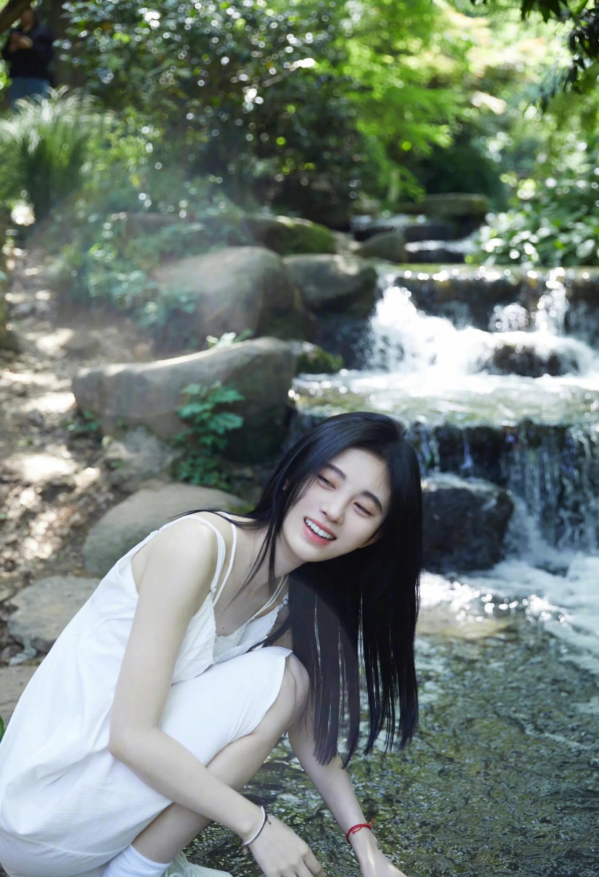 “林间少女”鞠婧祎