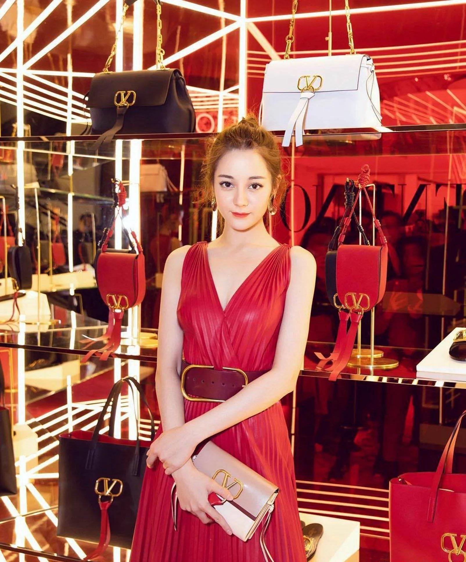 迪丽热巴大红条纹连衣裙