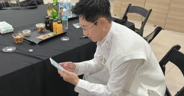 「RM资讯」全昭旻出席化妆师婚礼，金钟国与粉丝合照