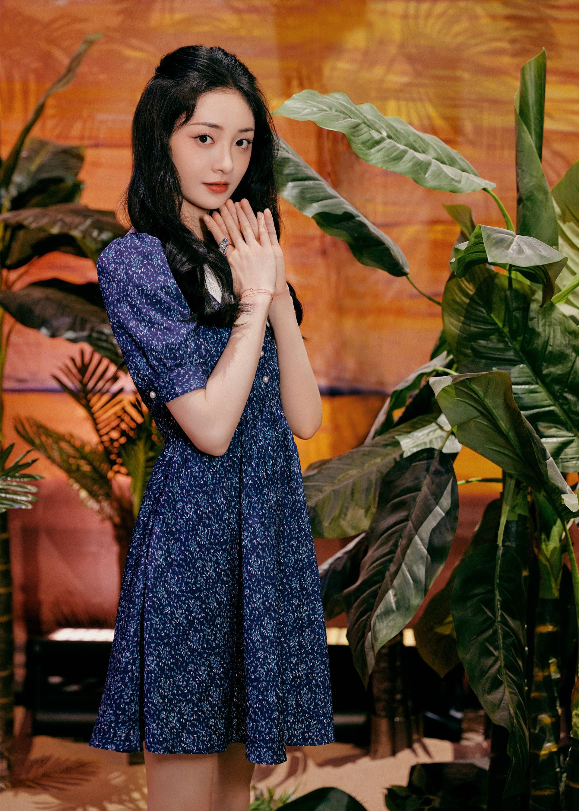 周洁琼斑点连衣裙时尚大片写真