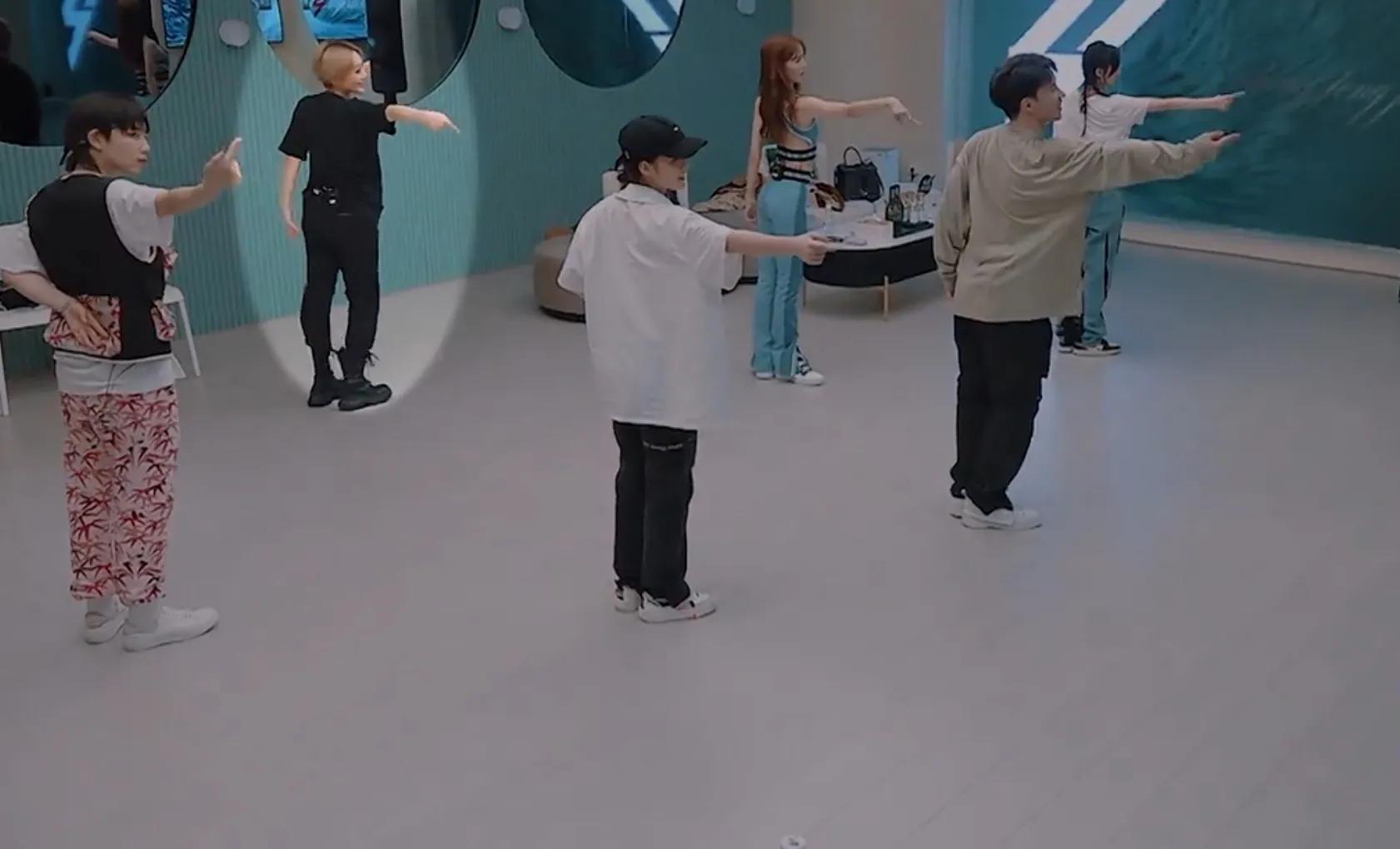 第三季不开心？宁静情绪失控泪奔，见到李斯丹妮金晨孟佳太开心