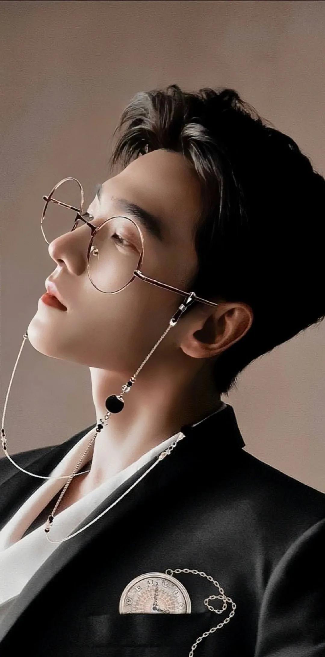 杨洋杨洋 西装侧颜杀