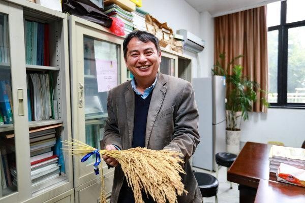 袁隆平为他题字！他破解水稻“密码”，当选中国科学院院士！