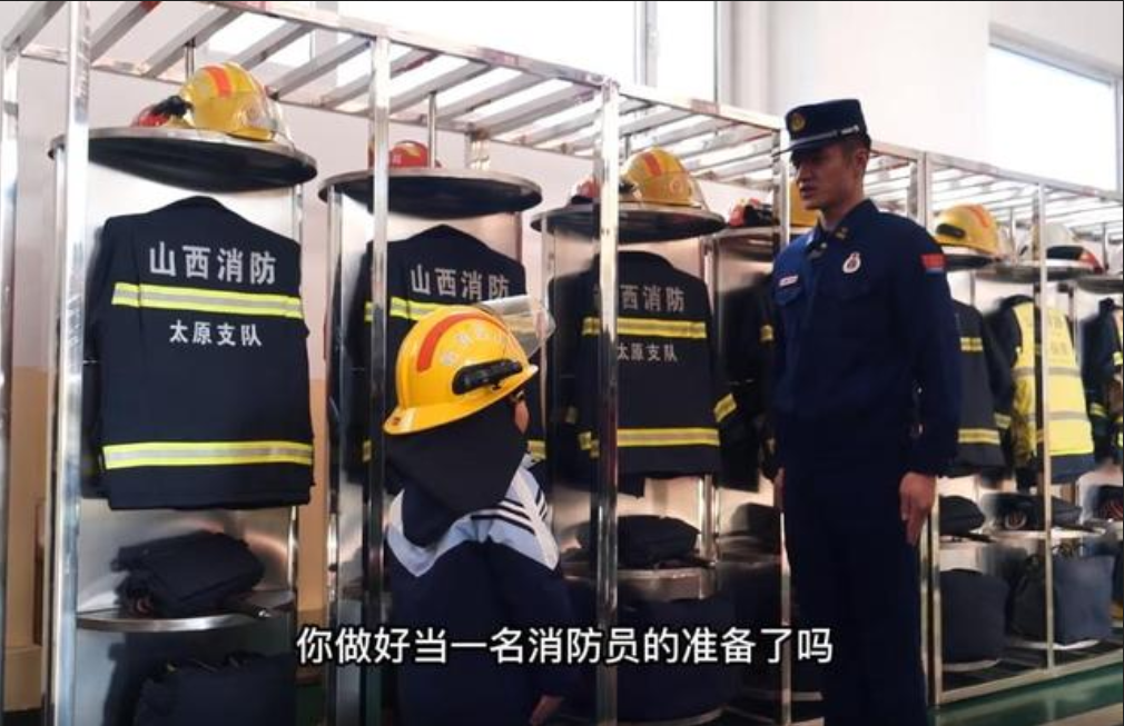 “我妈走了，我爸坐牢了”！7岁男孩憋着不哭，梦想成为消防员