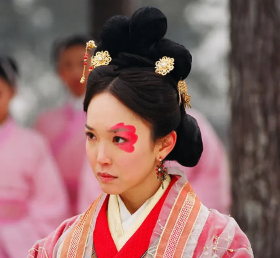 新版《钟无艳》黄梦莹美出天际 扮丑被说不用心学鞠婧祎蒋勤勤