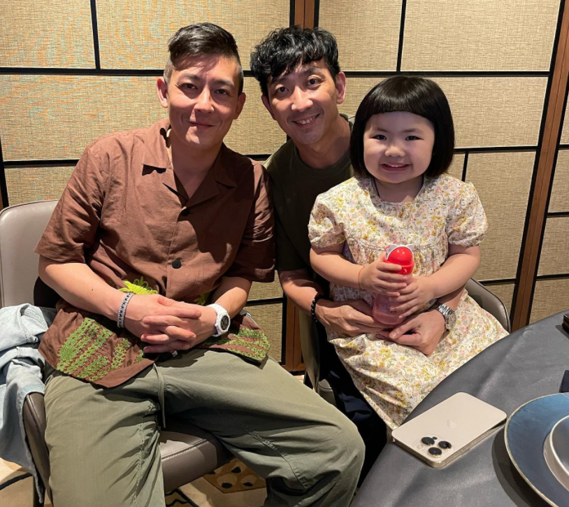 陈冠希父亲节与李灿森聚会心情好，开心晒女儿的礼物，称心融化了