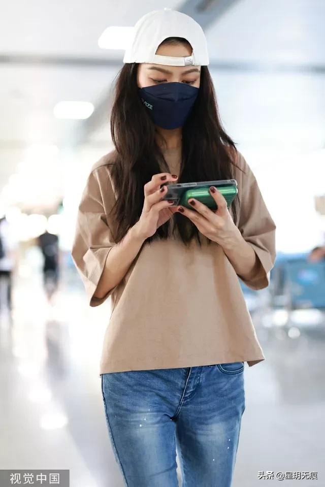 薛凯琪反戴鸭舌帽现身机场 穿搭休闲全程低头玩手机