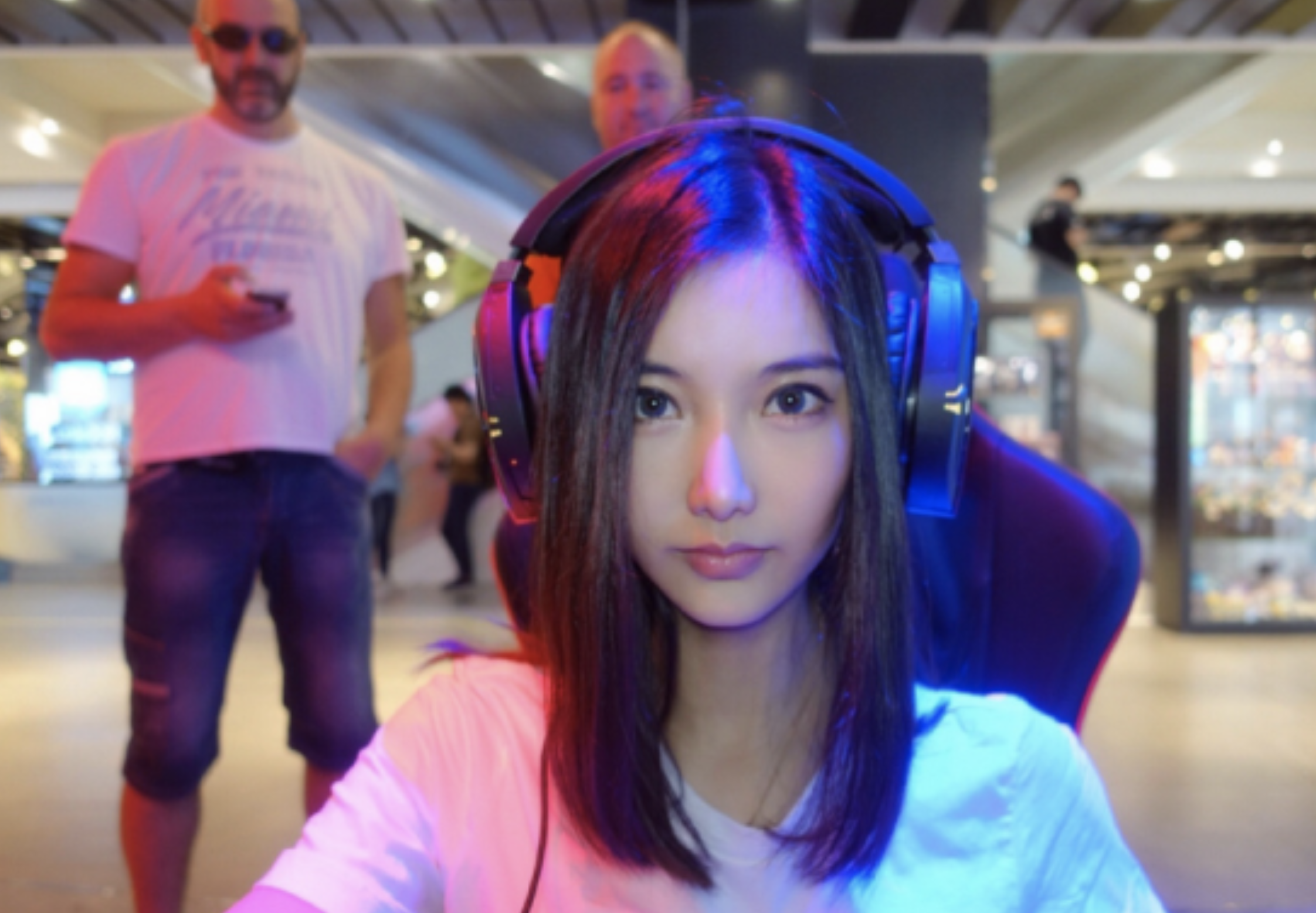 清华最美校花：高考艺考均第一，才华和颜值并存，却备受争议