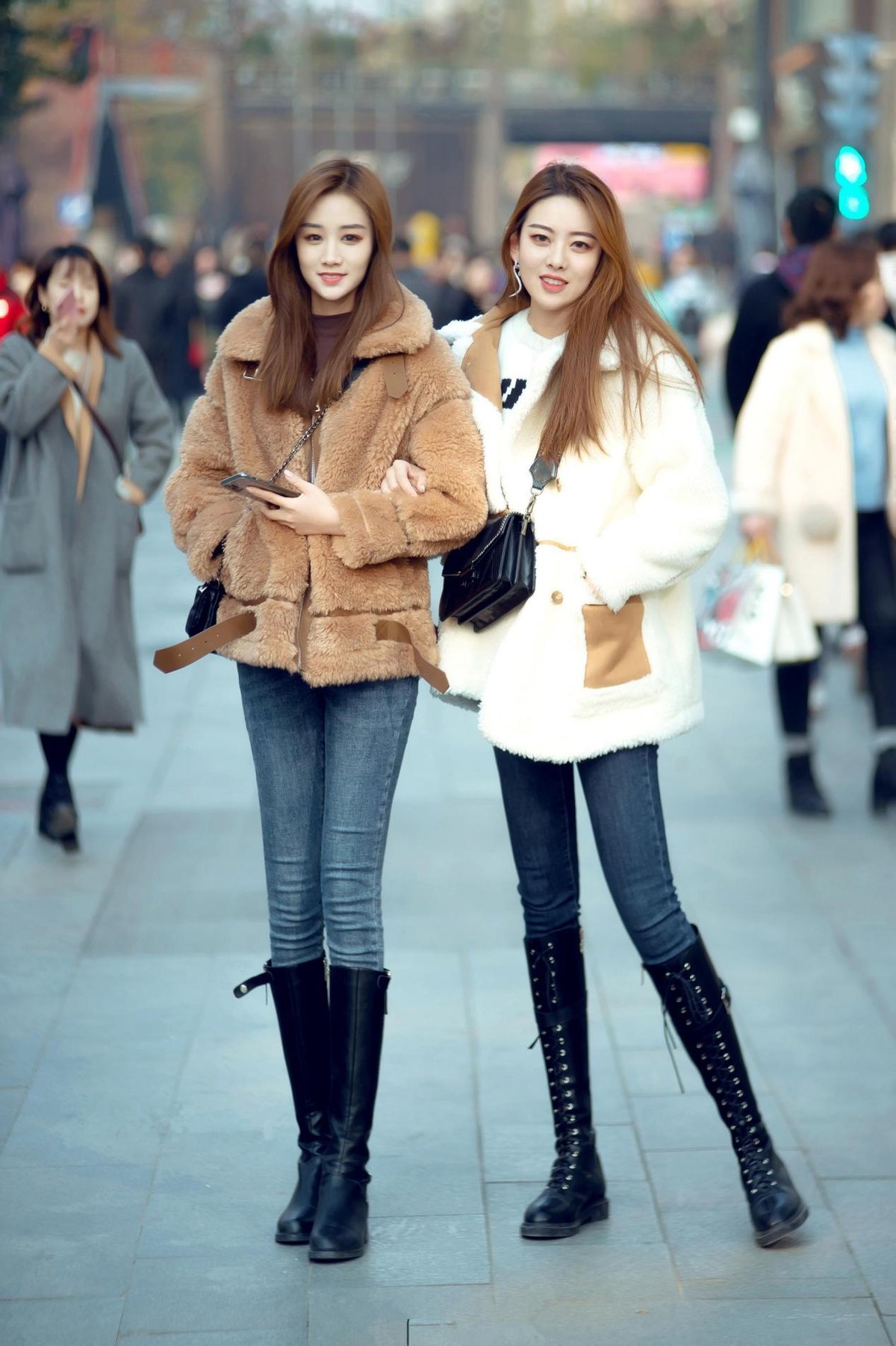 西安女人流行这么穿牛仔裤,搭配上靴子之后,不仅高级还有女人味