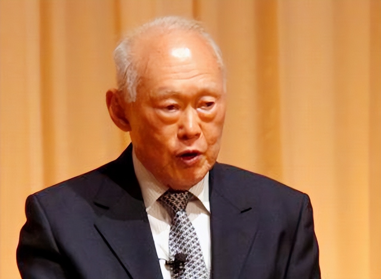 央视主持人陈伟鸿：55岁依然儒雅知性，一儿一女让人很羡慕