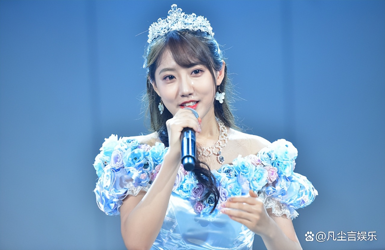 李艺彤清新甜蜜，灵动又亲切，明艳不可方物，尽显少女活力