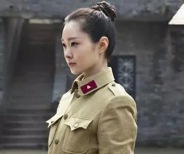 24明星军装女神美照，气质唯美，自信从容，美丽大方