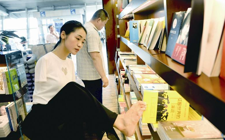 “折翼天使”杨佩：9岁失去双臂，23岁一夜爆红，如今身价上千万