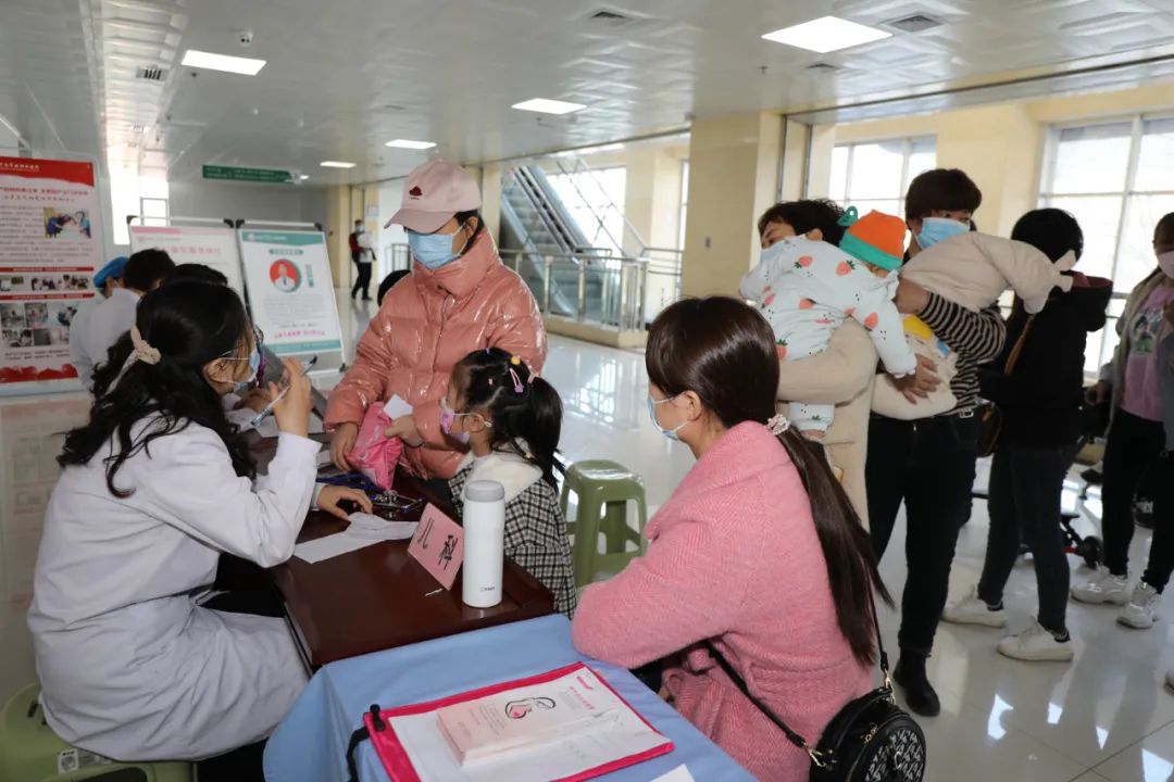 渭南市妇联携手渭南市妇幼保健院开展庆“三八”妇女儿童义诊活动