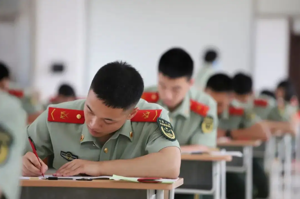 500分左右能考上的6所军校，毕业后还能拿铁饭碗，学生要把握机会