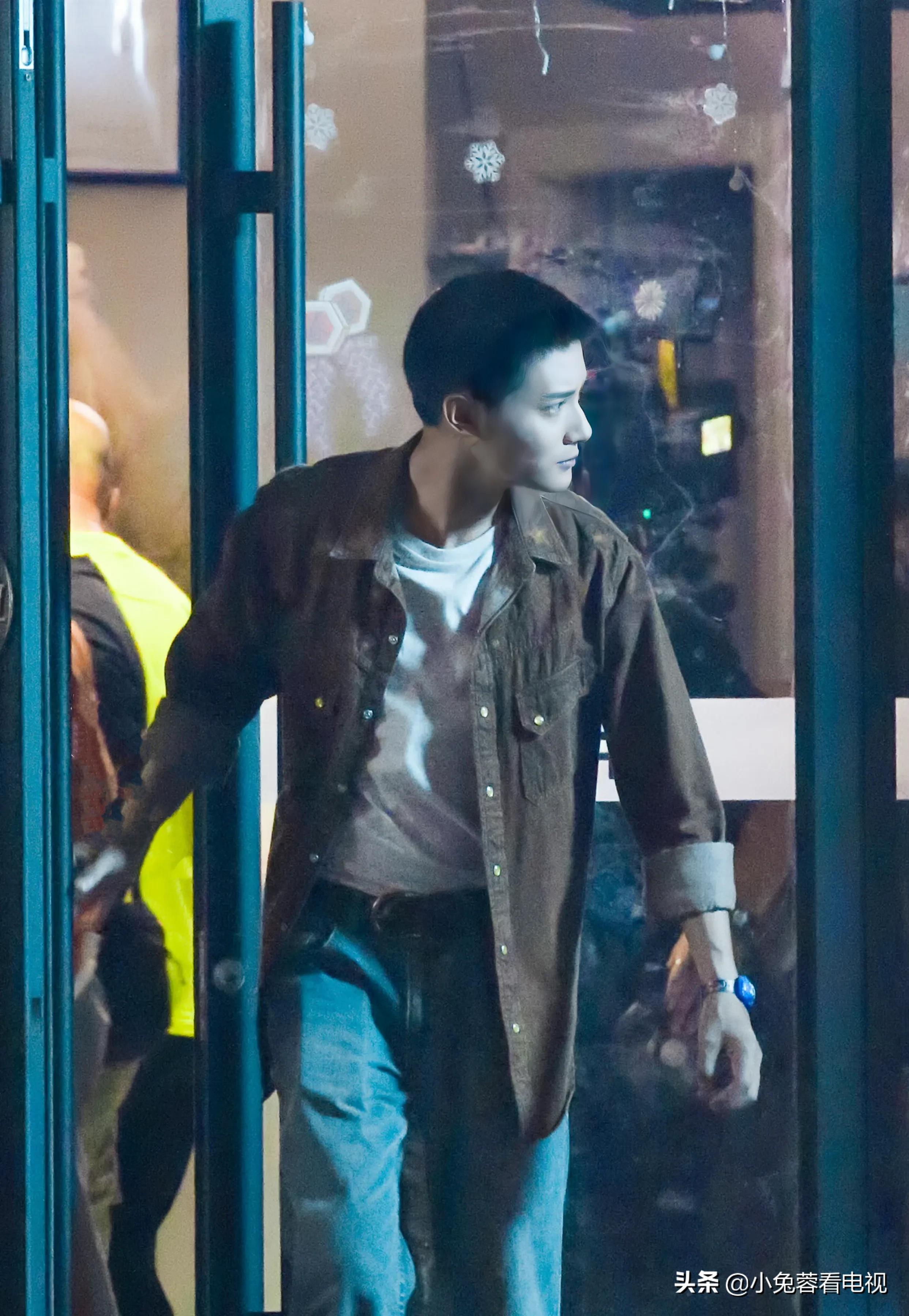 郑业成《硬核时代》夜戏路透