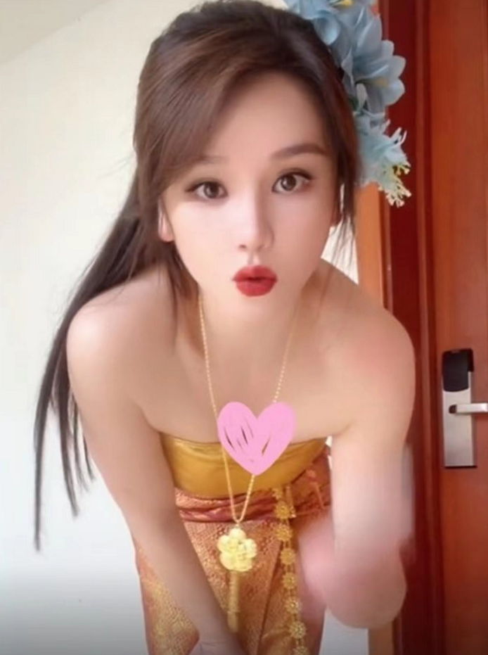 最美周芷若又变脸？新晶女郎晒照秀蚂蚁腰，却被嘲滤镜过重认不出